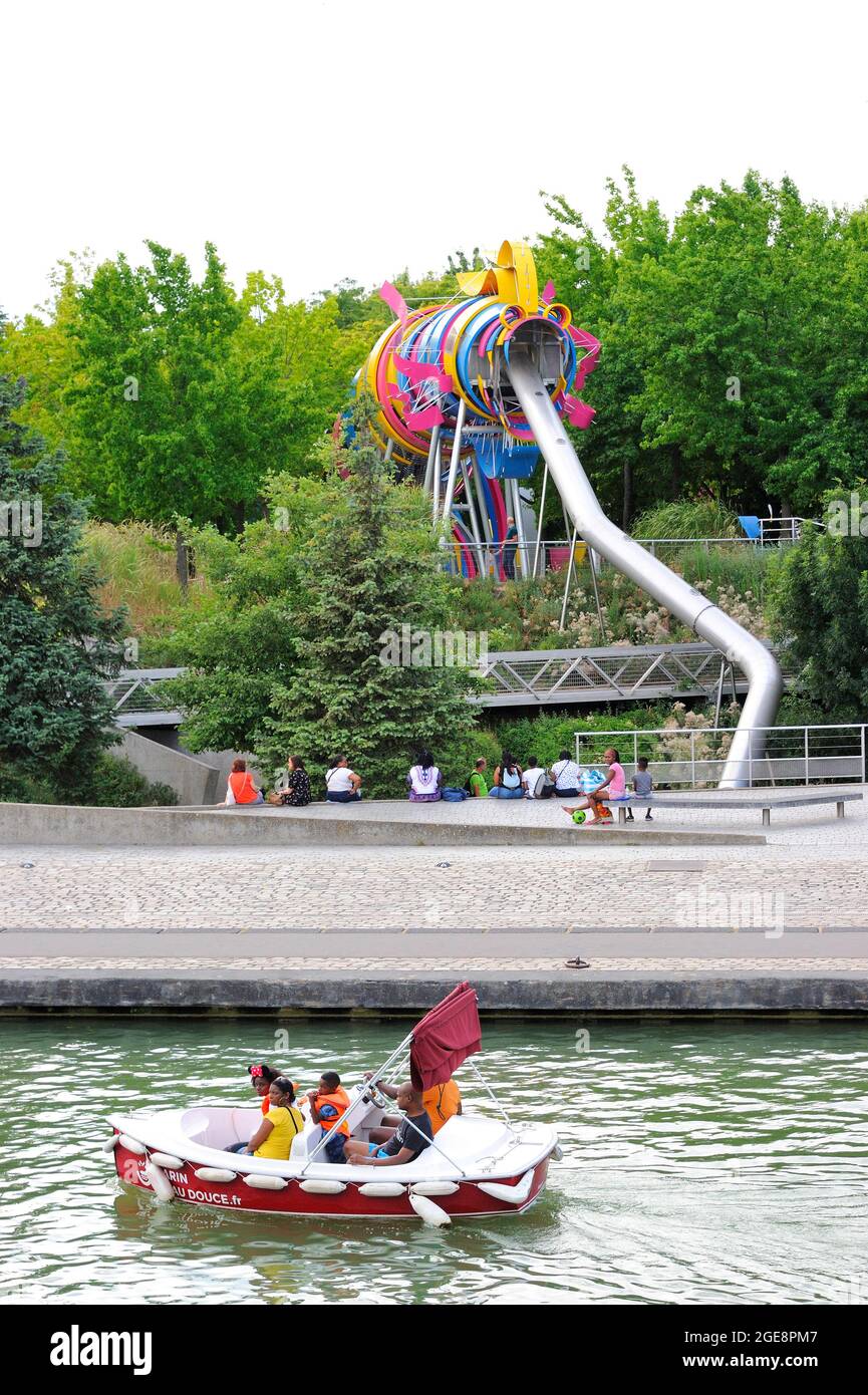 FRANCE, PARIS (75) 19ÈME ARRONDISSEMENT, PARC LA VILLETTE, MARIN D'EAU DOUCE, LOCATION DE BATEAU ÉLECTRIQUE SUR LE CANAL DE L'OURCQ Banque D'Images