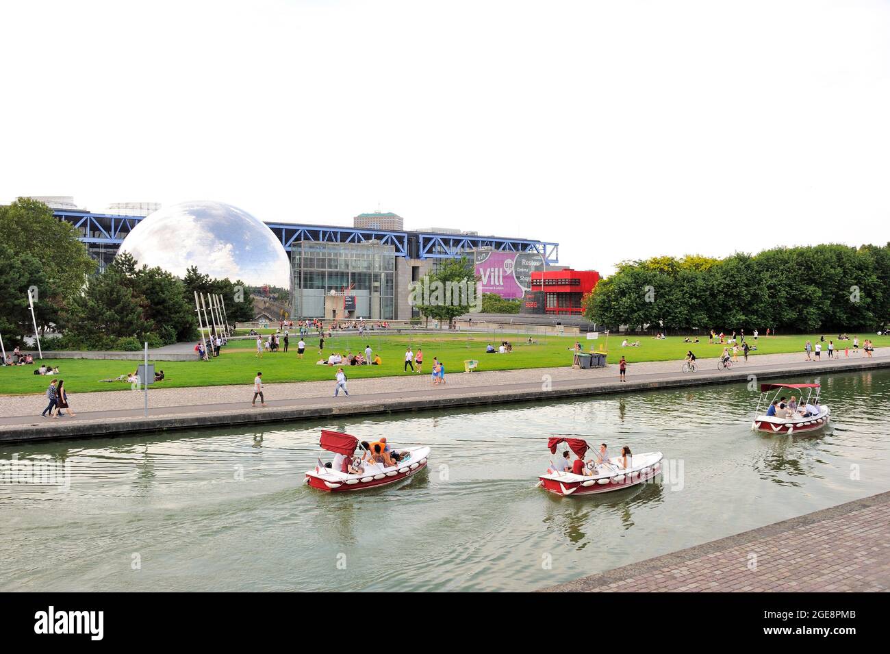 FRANCE, PARIS (75) 19ÈME ARRONDISSEMENT, PARC LA VILLETTE, MARIN D'EAU DOUCE, BATEAU ÉLECTRIQUE À LOUER SUR LE CANAL DE L'OURCQ, EN ARRIÈRE-PLAN LE GEODE Banque D'Images