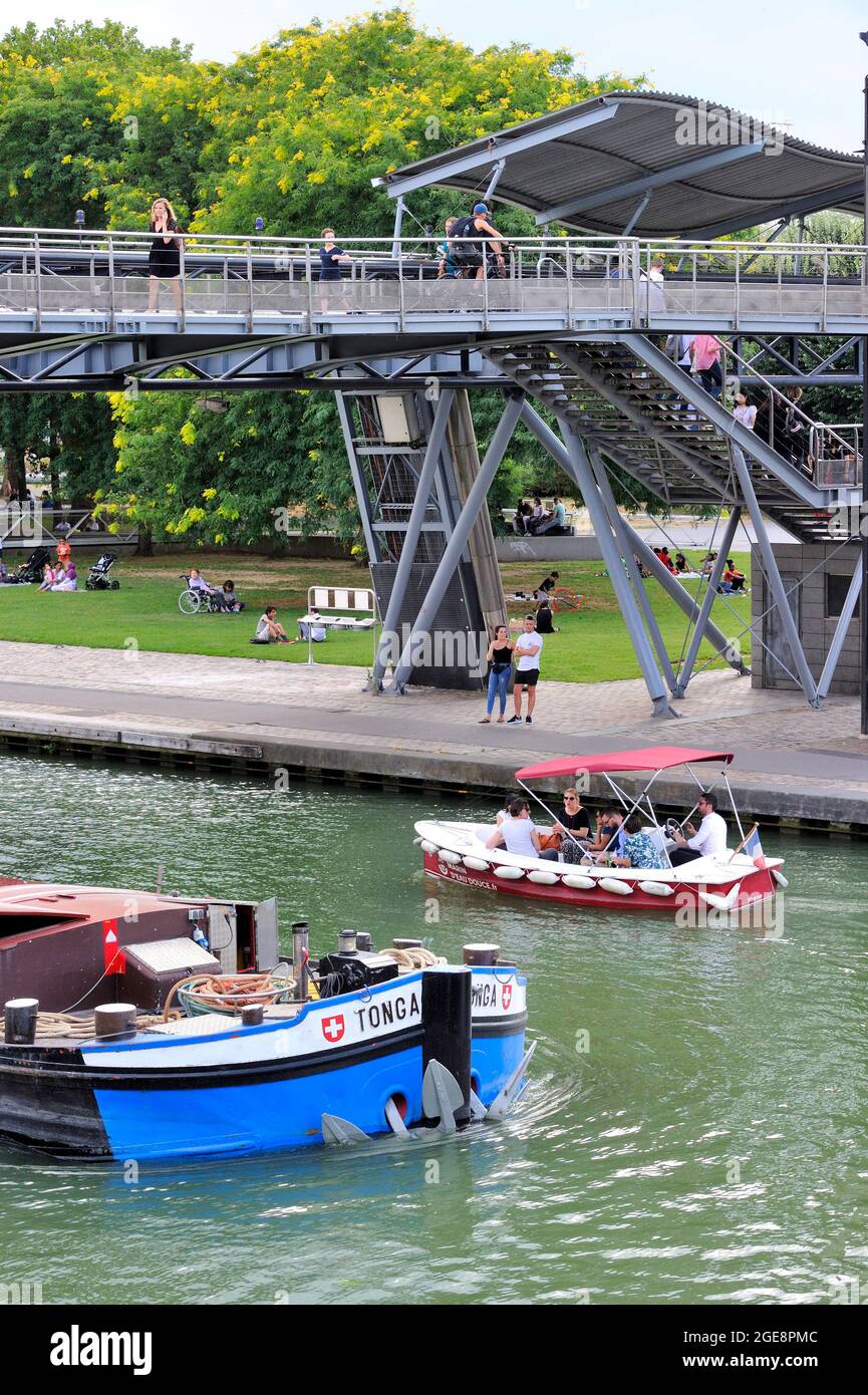 FRANCE, PARIS (75) 19ÈME ARRONDISSEMENT, PARC LA VILLETTE, MARIN D'EAU DOUCE, LOCATION DE BATEAU ÉLECTRIQUE SUR LE CANAL DE L'OURCQ Banque D'Images