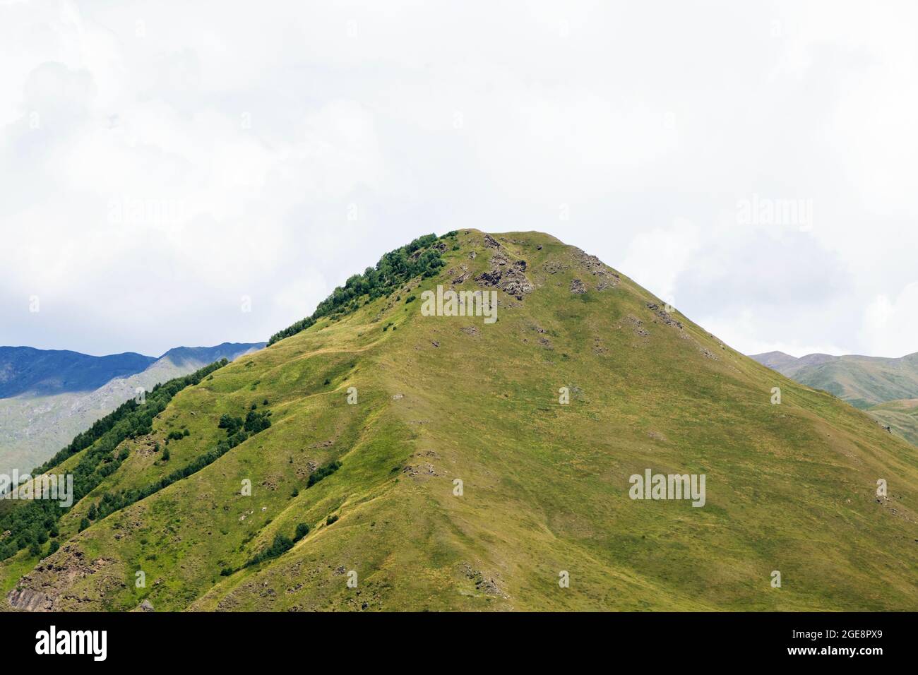 Vue sur la montagne et paysage à Khazbegi, Géorgie. Photo de voyage d'été. Banque D'Images