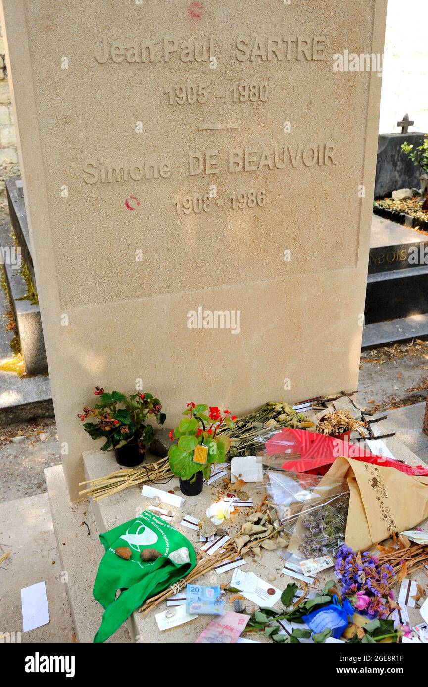 FRANCE, PARIS (75) 14ÈME ARRONDISSEMENT, QUARTIER MONTPARNASSE, CIMETIÈRE MONTPARNASSE, TOMBES DE JEAN-PAUL SARTRE ET SIMONE DE BEAUVOIR Banque D'Images