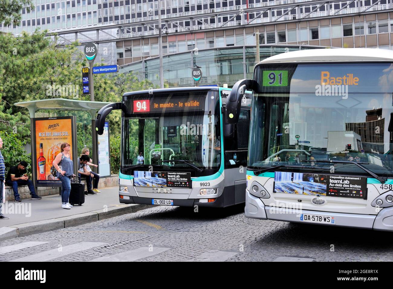FRANCE, PARIS (75) 14ÈME ARRONDISSEMENT, QUARTIER MONTPARNASSE, ARRÊT DE BUS RATP À LA GARE FERROVIAIRE MONTAPARNASSE Banque D'Images