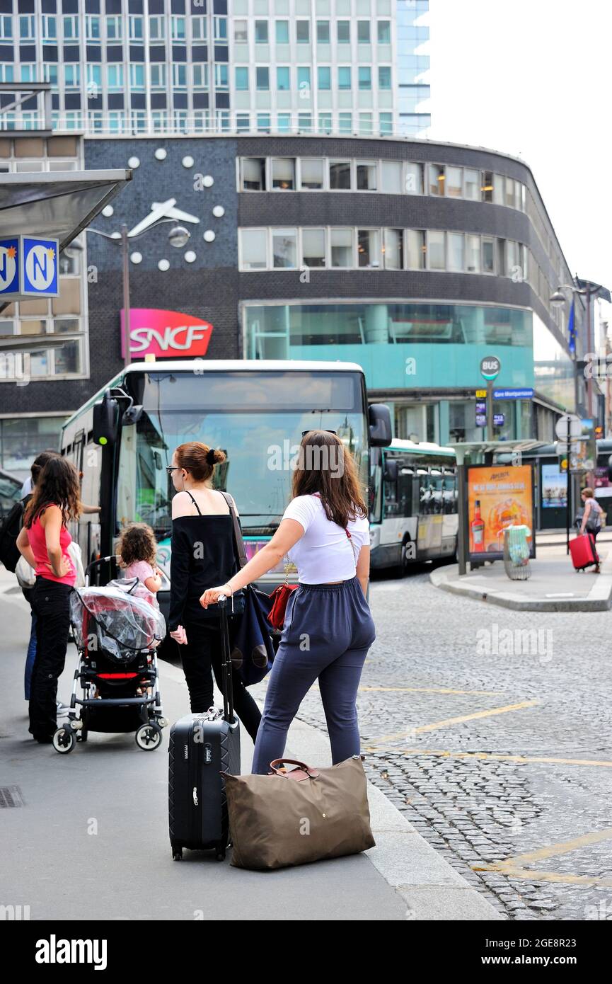 FRANCE, PARIS (75) 14ÈME ARRONDISSEMENT, QUARTIER MONTPARNASSE, ARRÊT DE BUS RATP À LA GARE FERROVIAIRE MONTAPARNASSE Banque D'Images