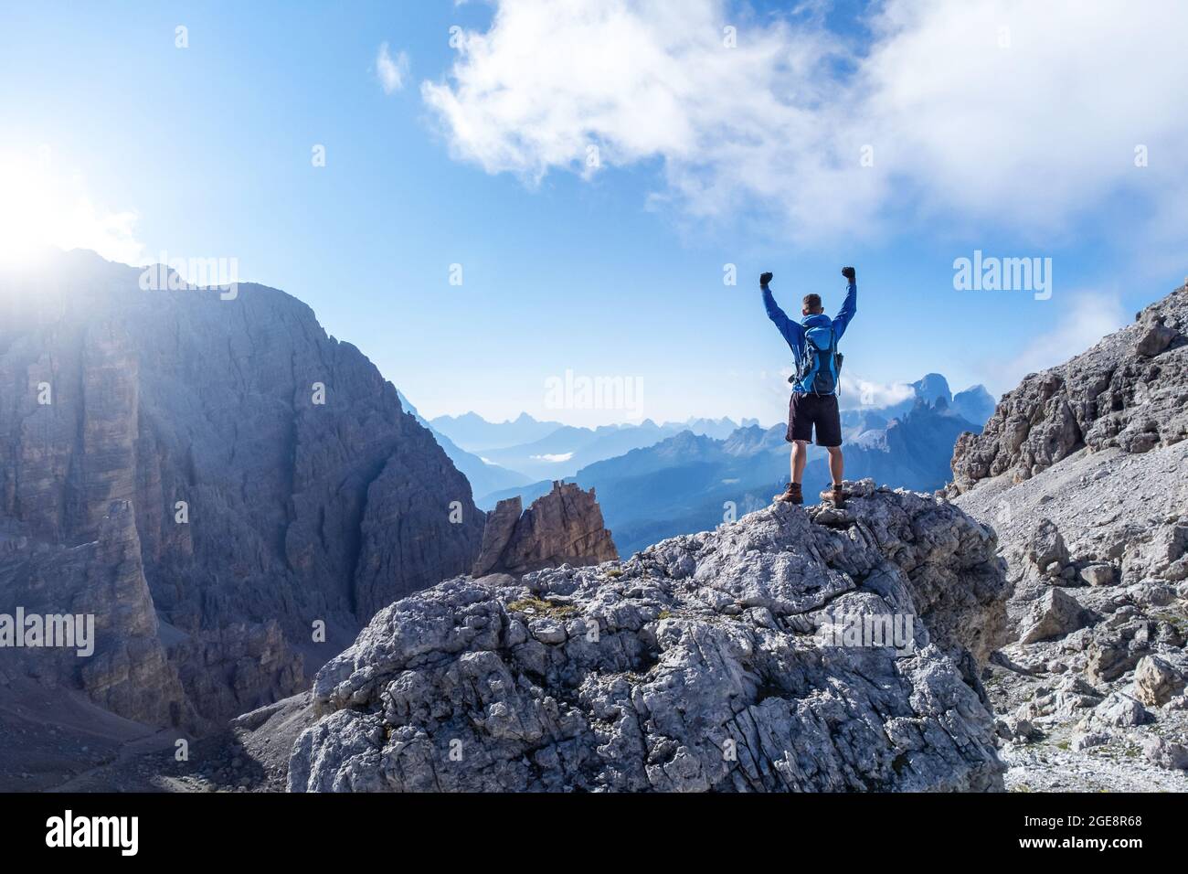 Randonnée réussie avec bras levés sur une montagne Banque D'Images