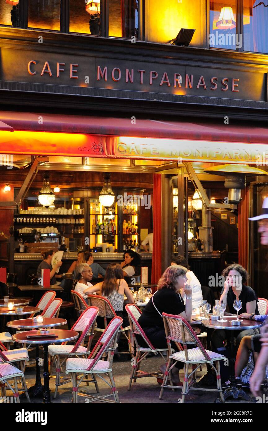 FRANCE, PARIS (75) 6 ET 14ÈME ARRONDISSEMENT, QUARTIER MONTPARNASSE, BOULEVARD DU MONTPARNASSE, TERRASSE DU RESTAURANT CAFÉ MONTPARNASSE Banque D'Images