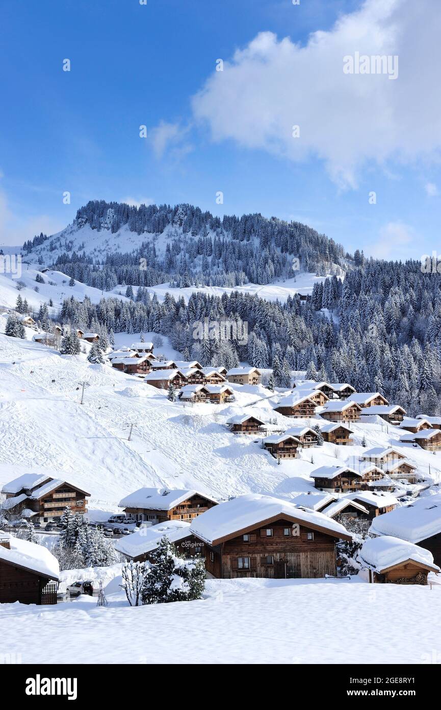 FRANCE, HAUTE-SAVOIE (74) LES MONTAGNES D'ARAVIS, LA STATION DE SKI DU GRAND-BORNAND, LE DOMAINE SKIABLE DE CHINAILLON Banque D'Images