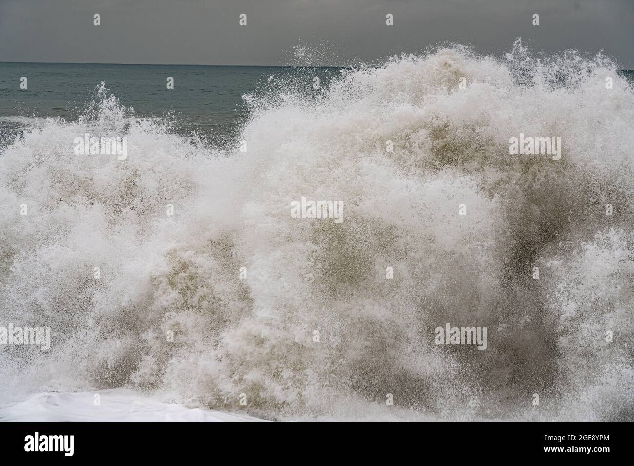 Batumi, Géorgie - 19 février 2021 : tempête sur la mer Noire, grandes vagues Banque D'Images