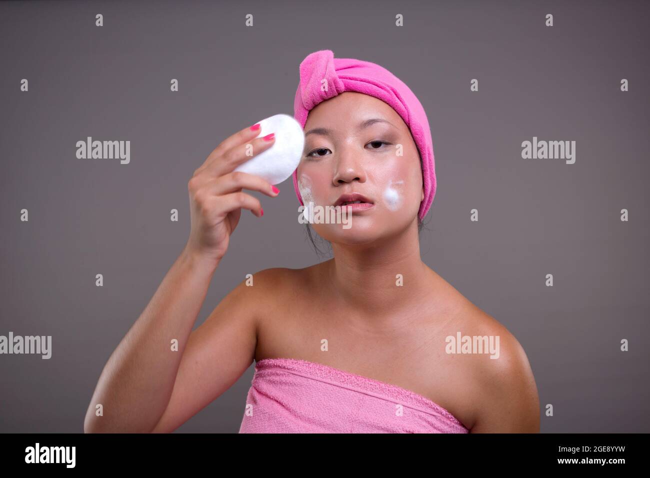 Jeune femme chinoise soins de la peau isolée de l'arrière-plan, concept de beauté Banque D'Images