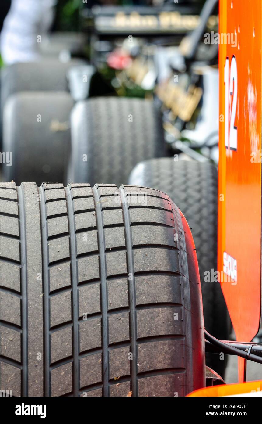Pneus panés sur les voitures de course historiques Grand Prix lors de l'événement automobile 2014 du Goodwood Festival of Speed. McLaren MP4/4 Banque D'Images
