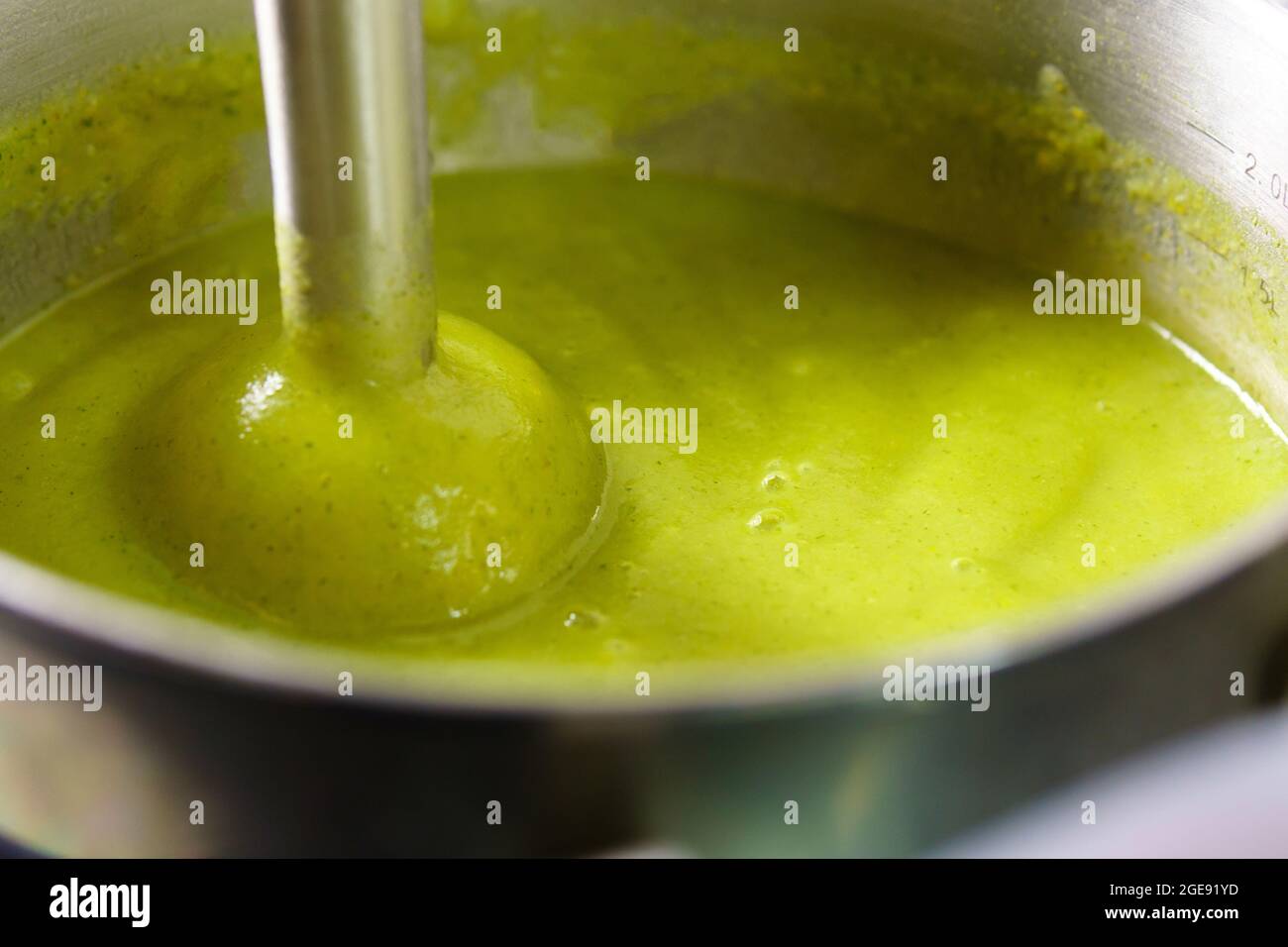 Préparation de soupe de purée de brocoli avec un mélangeur. Soupe à la crème de légumes Banque D'Images