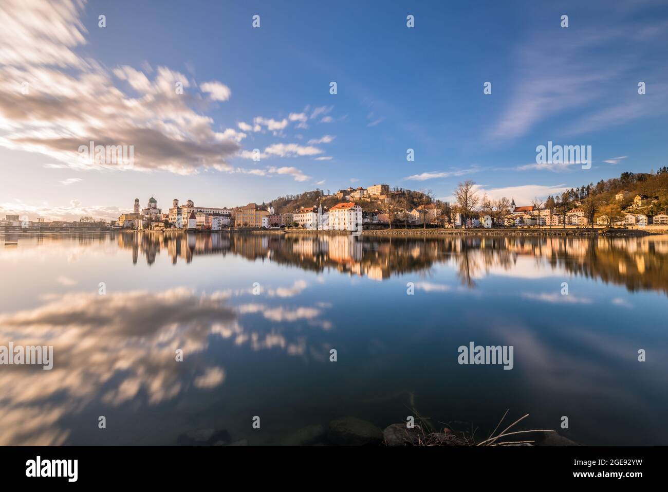 Vue sur la ville célèbre des trois rivières de la ville de Passau avec vue sur la rivière Inn de la vieille ville et la cathédrale et la forteresse Oberhaus, Allemagne Banque D'Images