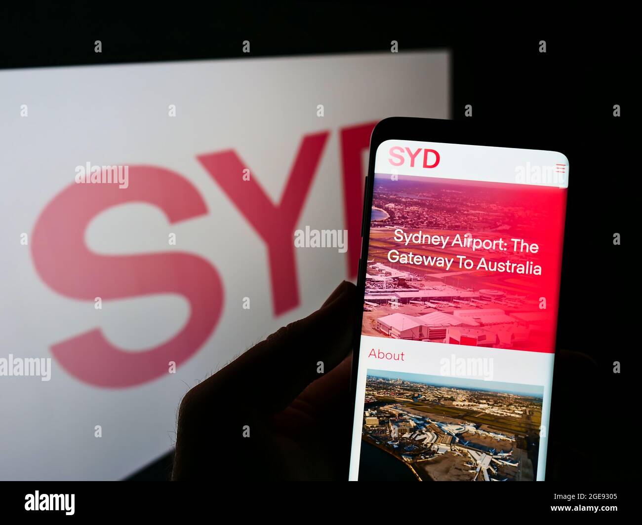 Personne tenant un téléphone portable avec la page Web de la société australienne Sydney Airport Holdings Pty Ltd à l'écran avec le logo. Concentrez-vous sur le centre de l'écran du téléphone. Banque D'Images