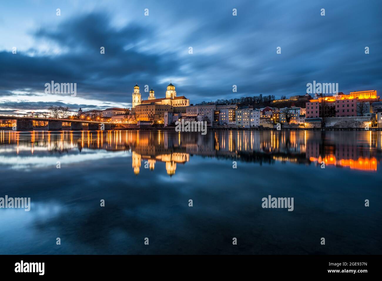 Vue sur la ville célèbre des trois rivières de la ville de Passau avec vue sur la rivière Inn de la vieille ville et la cathédrale et la forteresse Oberhaus, Allemagne Banque D'Images