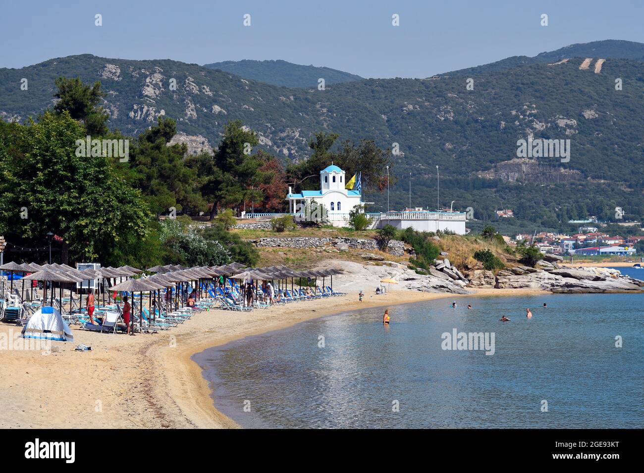 NEA Iraklitsa, Grèce - 24 juin 2021 : les personnes non identifiées profitent d'une journée d'été sur la plage en mer Égée, une destination de voyage préférée près de Kavala Banque D'Images