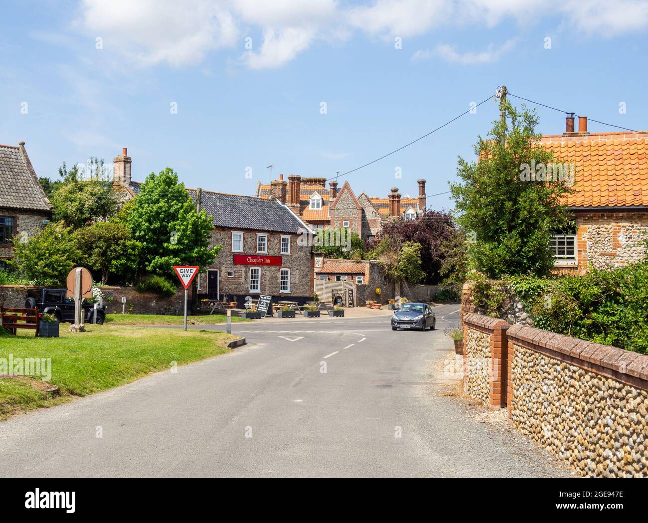 Scène de rue d'été dans le village de Binham, North Norfolk, Royaume-Uni Banque D'Images