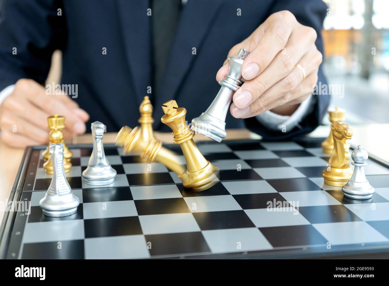 Les hommes d'affaires jouent aux échecs comment écraser le concept de concurrent stratégie commerciale pour gagner Banque D'Images