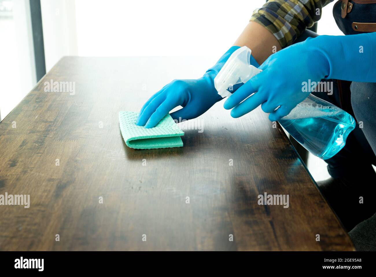 Le personnel nettoie le plan d'examen à l'aide d'un chiffon et d'un désinfectant pour le nettoyage et la prévention des maladies Covid-19. Banque D'Images