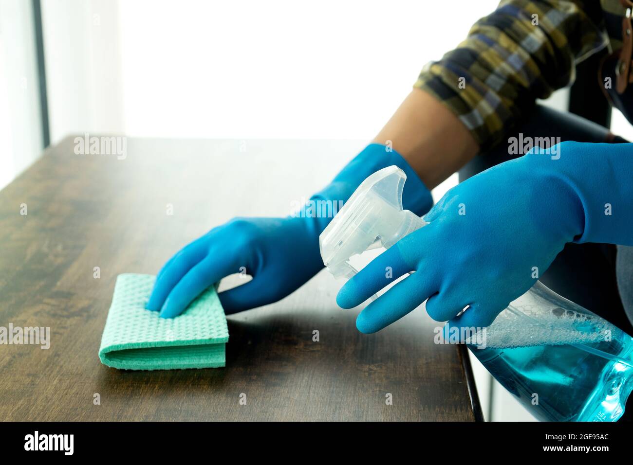 Le personnel nettoie le plan d'examen à l'aide d'un chiffon et d'un désinfectant pour le nettoyage et la prévention des maladies Covid-19. Banque D'Images