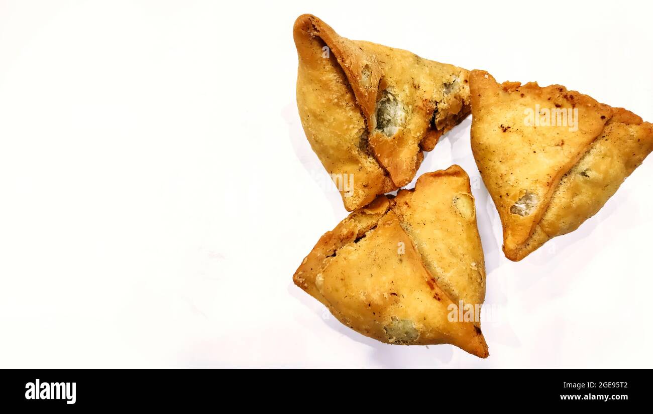 Tapatate samosa sur fond blanc, cuisine traditionnelle indienne ou pakistanaise du ramadan, cuisine de rue Spicy, collations célèbres dans le pays asiatique. Banque D'Images