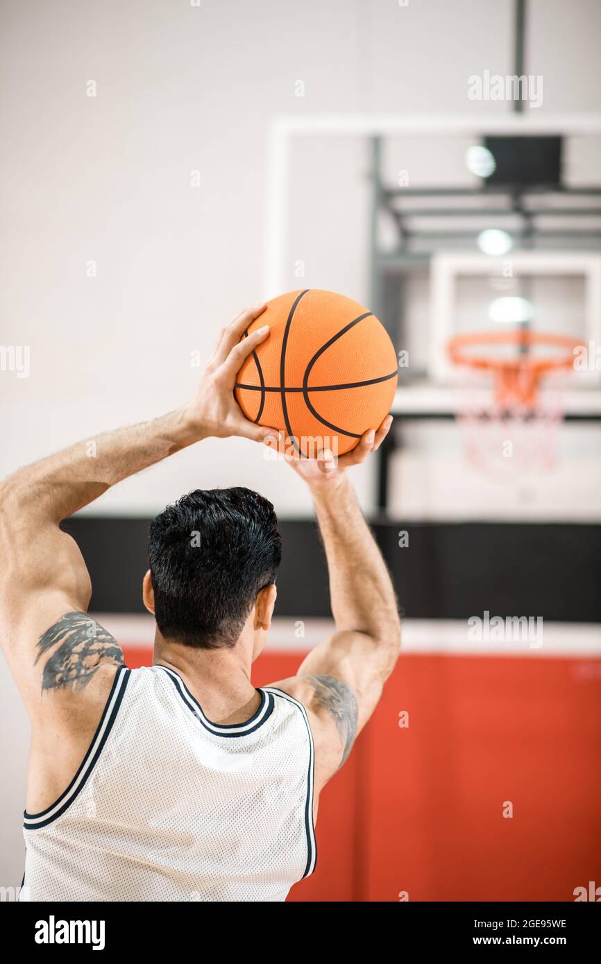 Un joueur de basket-ball à poil sombre qui a passé une balle dans l'anneau  Photo Stock - Alamy