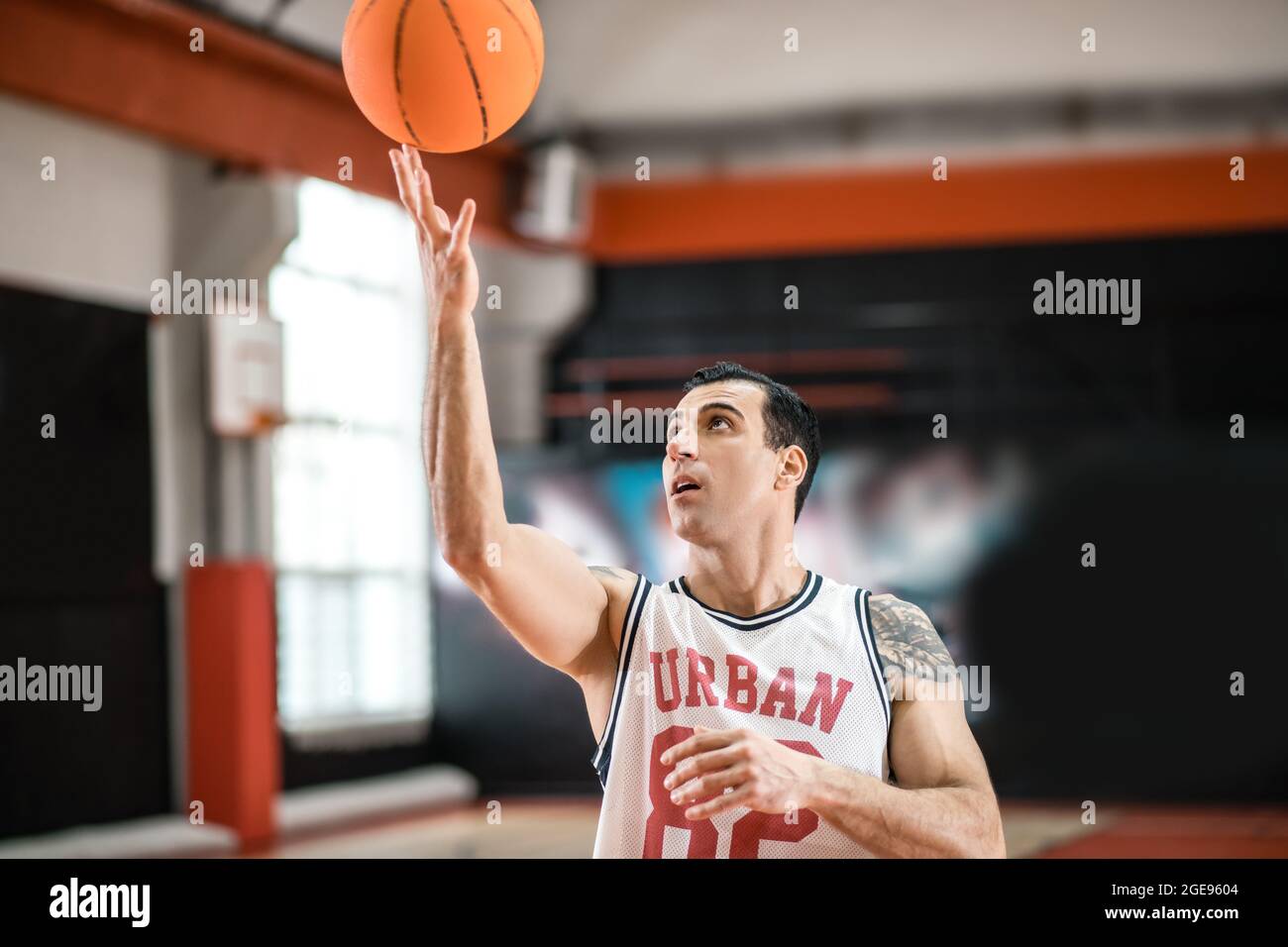 Un joueur de basket-ball à poil sombre qui a passé une balle dans l'anneau  Photo Stock - Alamy