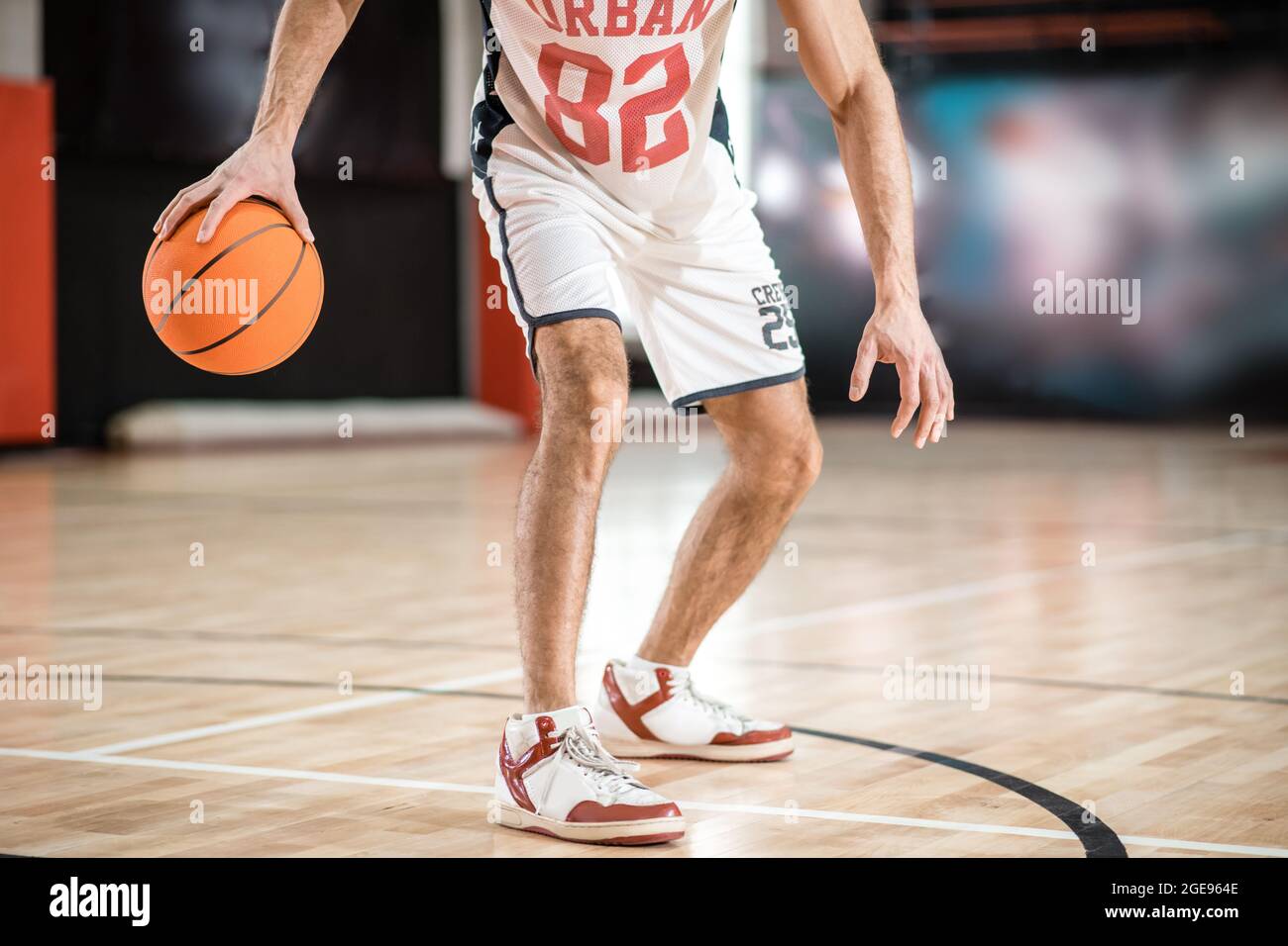 Sportif ayant un entraînement avant le basket-ball jeu Banque D'Images