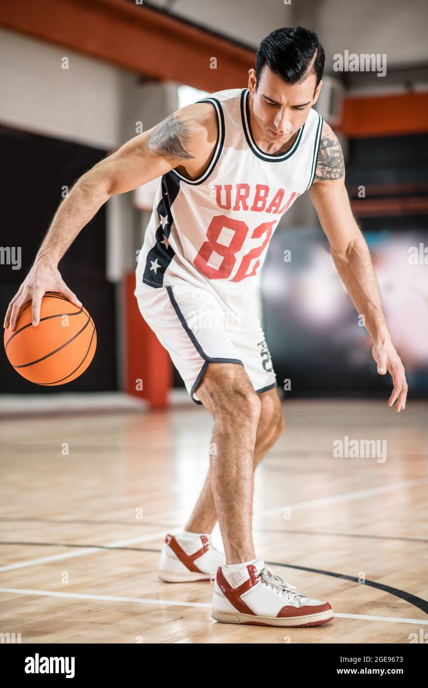 Sportif ayant un entraînement avant le basket-ball jeu Banque D'Images