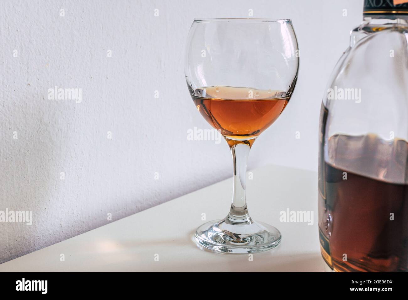 un verre de whisky whisky cognac raffiné rhum Banque D'Images