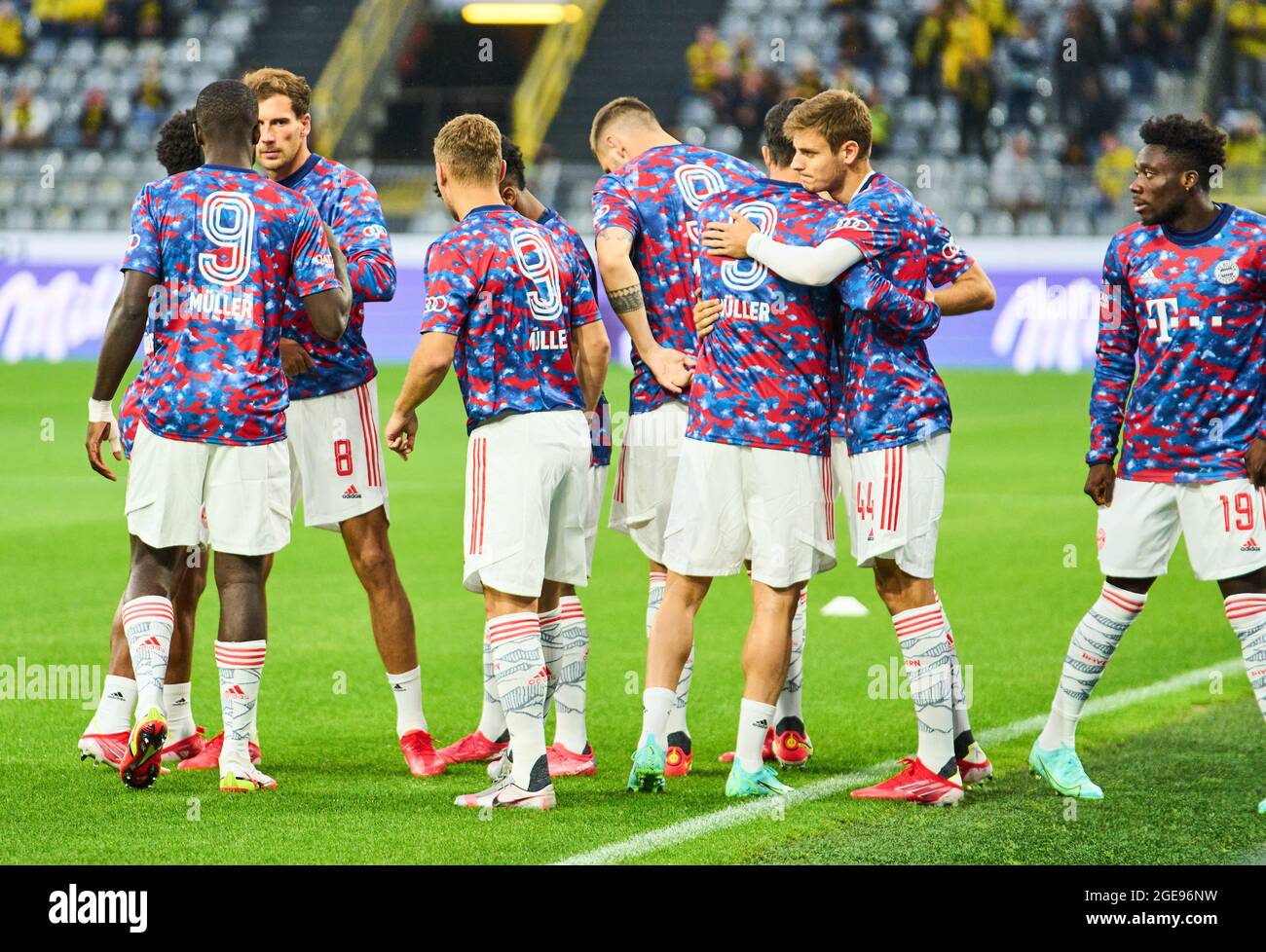 Dortmund, Allemagne, le 17 août 2021, en mémoire de l'bombardier Gerd Müller, ils portent des maillots nr.9 à l'échauffement dans le final DFL Super Cup Match BORUSSIA DORTMUND - FC BAYERN MÜNCHEN le 17 août 2021 à Dortmund, Allemagne saison 2020/2021, BVB, Muenchen, Munich, Bavière © Peter Schatz / Alamy Live News - LES RÉGLEMENTATIONS DFL INTERDISENT TOUTE UTILISATION de PHOTOGRAPHIES comme SÉQUENCES D'IMAGES et/ou QUASI-VIDÉO - Banque D'Images