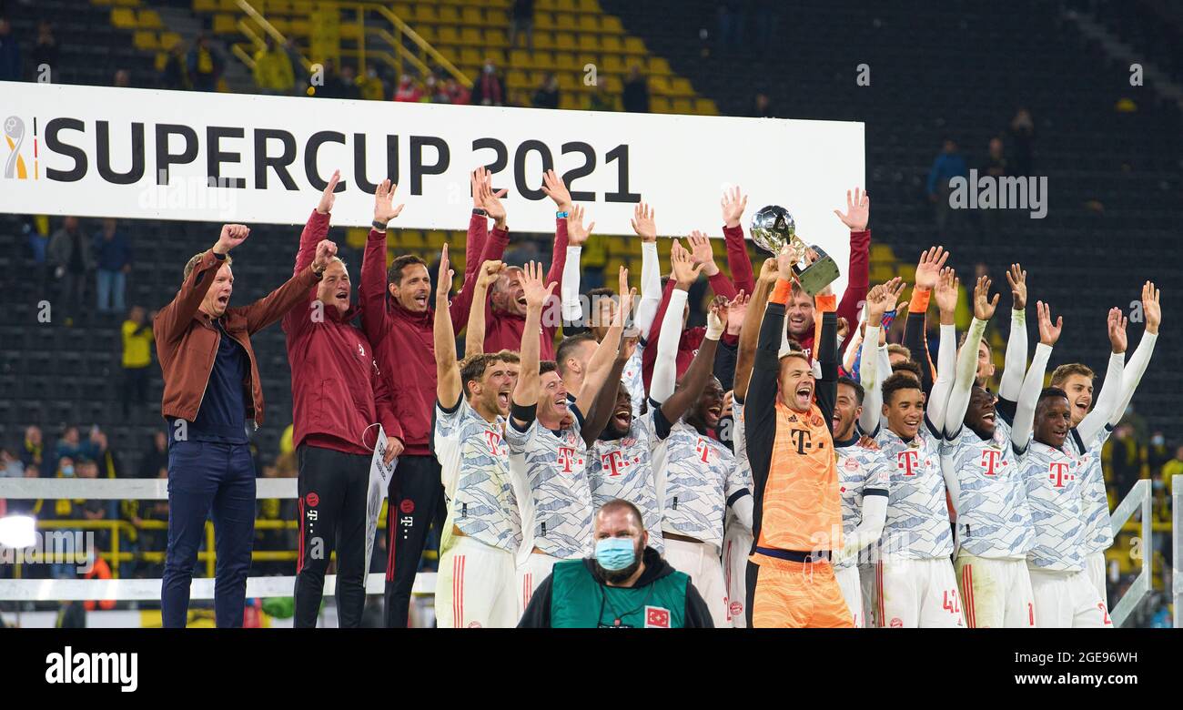 Dortmund, Allemagne, 17 août 2021, Manuel NEUER, Gardien de but FCB 1 Leon GORETZKA, FCB 18 Jamal MUSIALA, FCB 42 Robert LEWANDOWSKI, FCB 9 Alphonso DAVIES, FCB 19 formateur Julian Nagelsmann (FCB), chef d'équipe, entraîneur, entraîneur, entraîneur, Et l'équipe célèbre la victoire avec le trophée lors de la finale DFL Super Cup Match BORUSSIA DORTMUND - FC BAYERN MÜNCHEN 1-3 le 17 août 2021 à Dortmund, Allemagne saison 2020/2021, BVB, Muenchen, Munich, Bavière © Peter Schatz / Alamy Live News - LES RÉGLEMENTATIONS DFL INTERDISENT TOUTE UTILISATION de PHOTOGRAPHIES comme SÉQUENCES D'IMAGES et/ou QUASI-VIDÉO - Banque D'Images