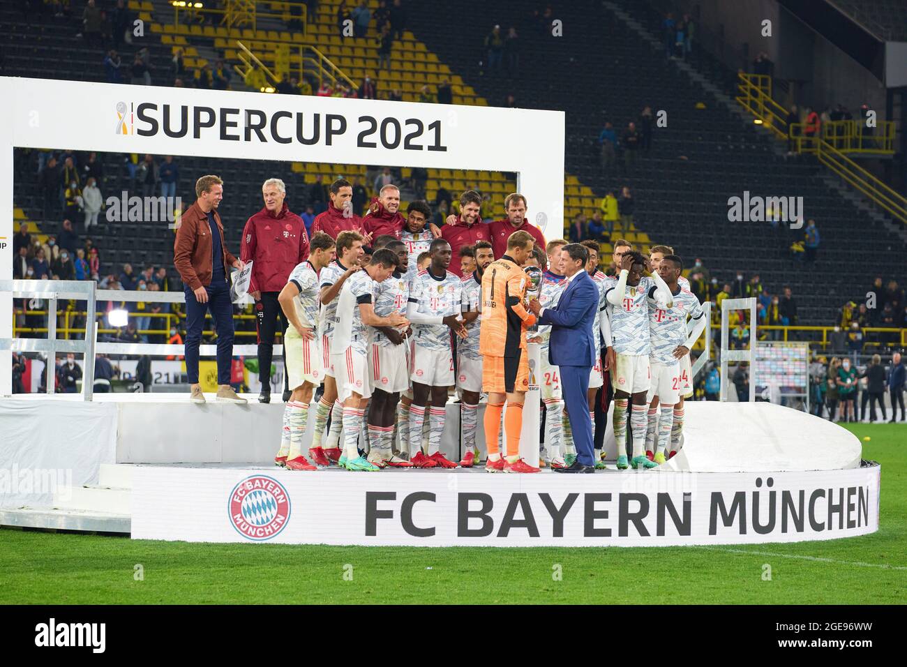 Christian SEIFERT, PDG, directeur général DFL Deutsche Fußball Liga GmbH, membre du conseil d'administration de DFL, formateur Julian Nagelsmann (FCB), chef d'équipe, entraîneur, entraîneur, Et l'équipe célèbre la victoire lors du match final de la Super Cup DFL BORUSSIA DORTMUND - FC BAYERN MÜNCHEN 1-3 le 17 août 2021 à Dortmund, Allemagne saison 2020/2021, BVB, Muenchen, Munich, Bavière © Peter Schatz / Alamy Live News - LES RÉGLEMENTATIONS DFL INTERDISENT TOUTE UTILISATION de PHOTOGRAPHIES comme SÉQUENCES D'IMAGES et/ou QUASI-VIDÉO - Banque D'Images