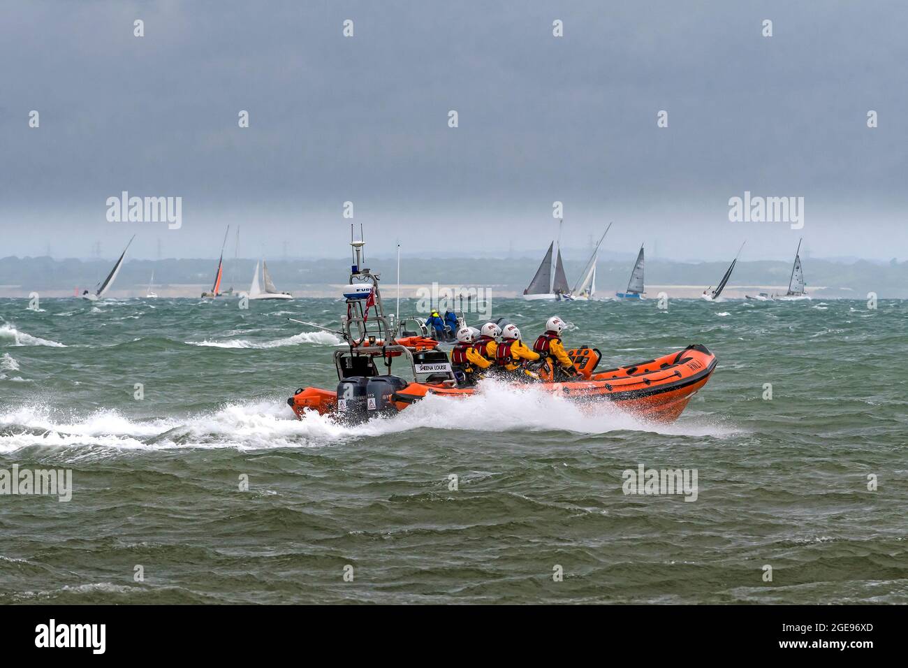 RNLI au début de la course Rolex Fastnet le 8 août 2021. Les concurrents ont dû faire face à des conditions difficiles avec des vents forts.Cowes,Isle of Wight,Angleterre, Banque D'Images