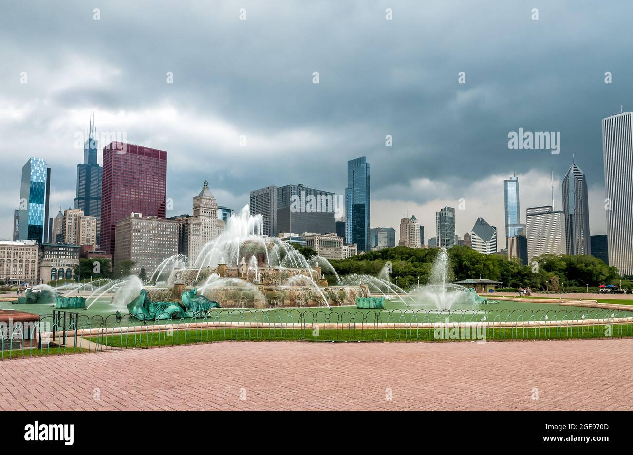 Buckingham Memorial Fountain au centre de Grant Park et de Chicago Skyline en arrière-plan, Illinois, États-Unis Banque D'Images