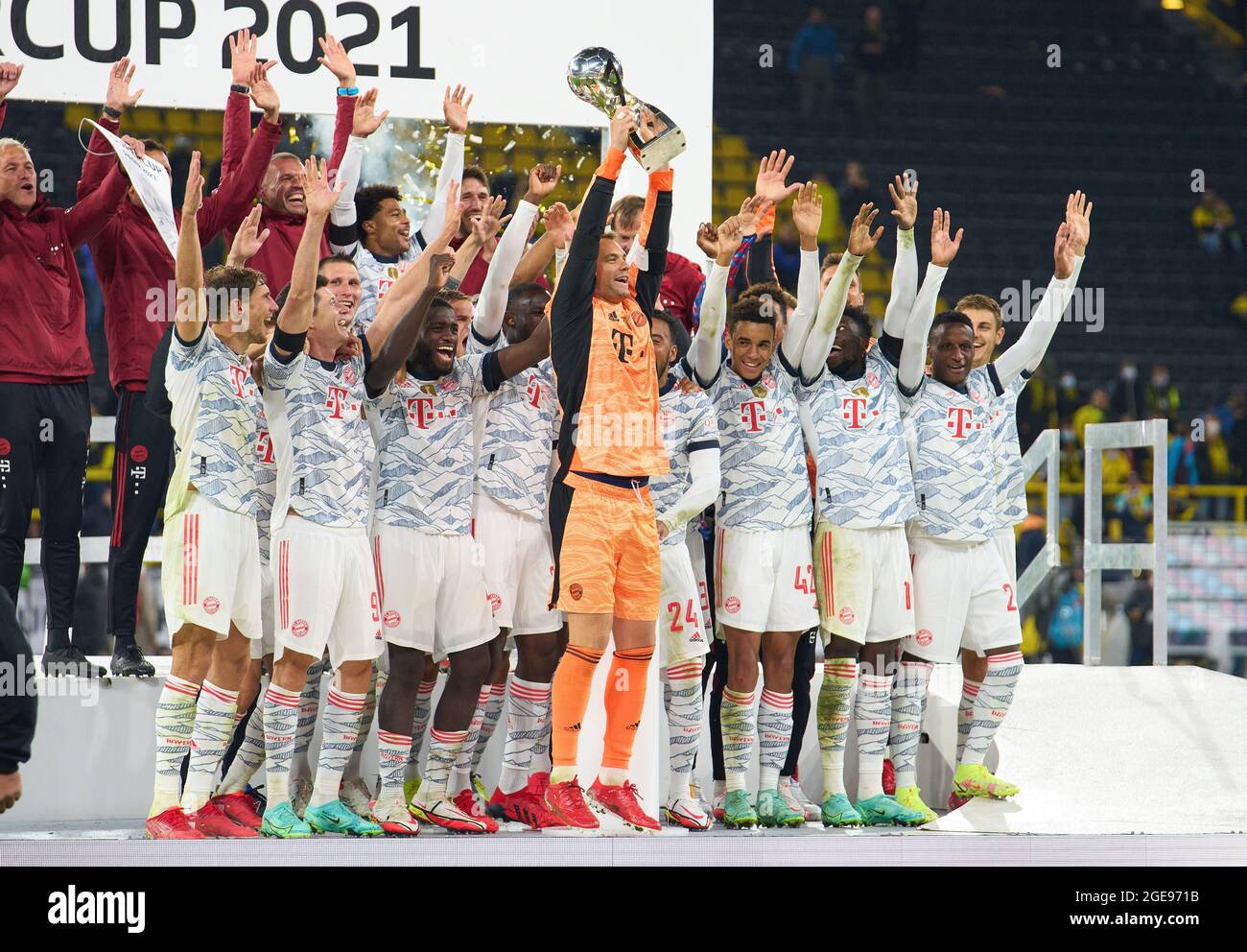 Manuel NEUER, gardien de but FCB 1 Leon GORETZKA, FCB 18 Jamal MUSIALA, FCB 42 Robert LEWANDOWSKI, FCB 9 Alphonso DAVIES, FCB 19 Bouna SARR, FCB 20 et l'équipe célèbrent la victoire avec le trophée lors de la finale DFL Super Cup Match BORUSSIA DORTMUND - BAYERN FC MÜNCHEN 1-3 le 17 août, 2021 à Dortmund, Allemagne saison 2020/2021, BVB, Muenchen, Munich, Bavière © Peter Schatz / Alamy Live News - LES RÉGLEMENTATIONS DFL INTERDISENT TOUTE UTILISATION de PHOTOGRAPHIES comme SÉQUENCES D'IMAGES et/ou QUASI-VIDÉO - Banque D'Images