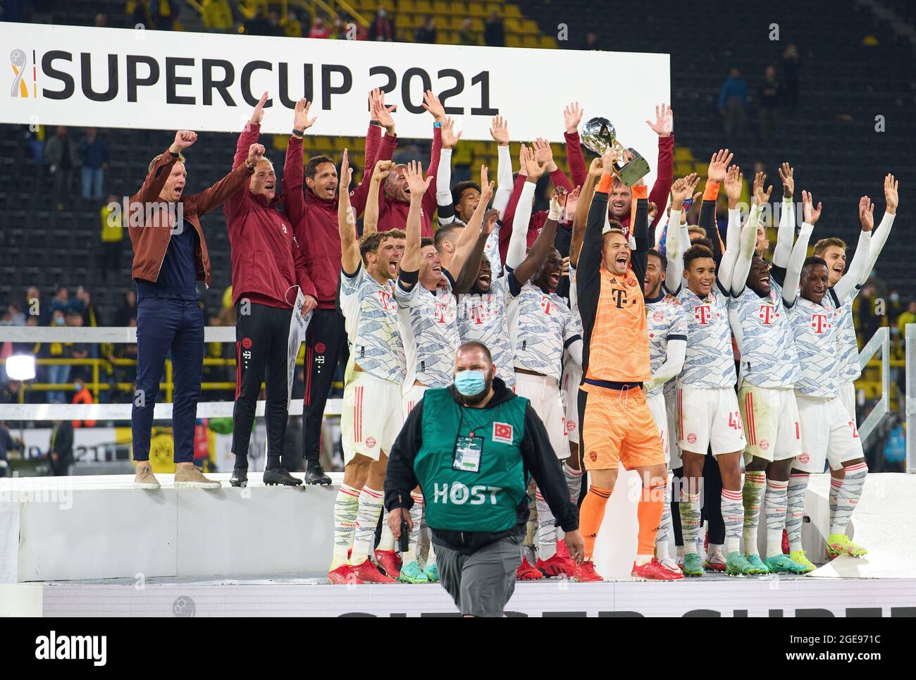 Manuel NEUER, gardien de but FCB 1 Leon GORETZKA, FCB 18 Jamal MUSIALA, FCB 42 Robert LEWANDOWSKI, FCB 9 Alphonso DAVIES, FCB 19 formateur Julian Nagelsmann (FCB), chef d'équipe, entraîneur, entraîneur, entraîneur, entraîneur, Et l'équipe célèbre la victoire avec le trophée lors de la finale DFL Super Cup Match BORUSSIA DORTMUND - FC BAYERN MÜNCHEN 1-3 le 17 août 2021 à Dortmund, Allemagne saison 2020/2021, BVB, Muenchen, Munich, Bavière © Peter Schatz / Alamy Live News - LES RÉGLEMENTATIONS DFL INTERDISENT TOUTE UTILISATION de PHOTOGRAPHIES comme SÉQUENCES D'IMAGES et/ou QUASI-VIDÉO - Banque D'Images