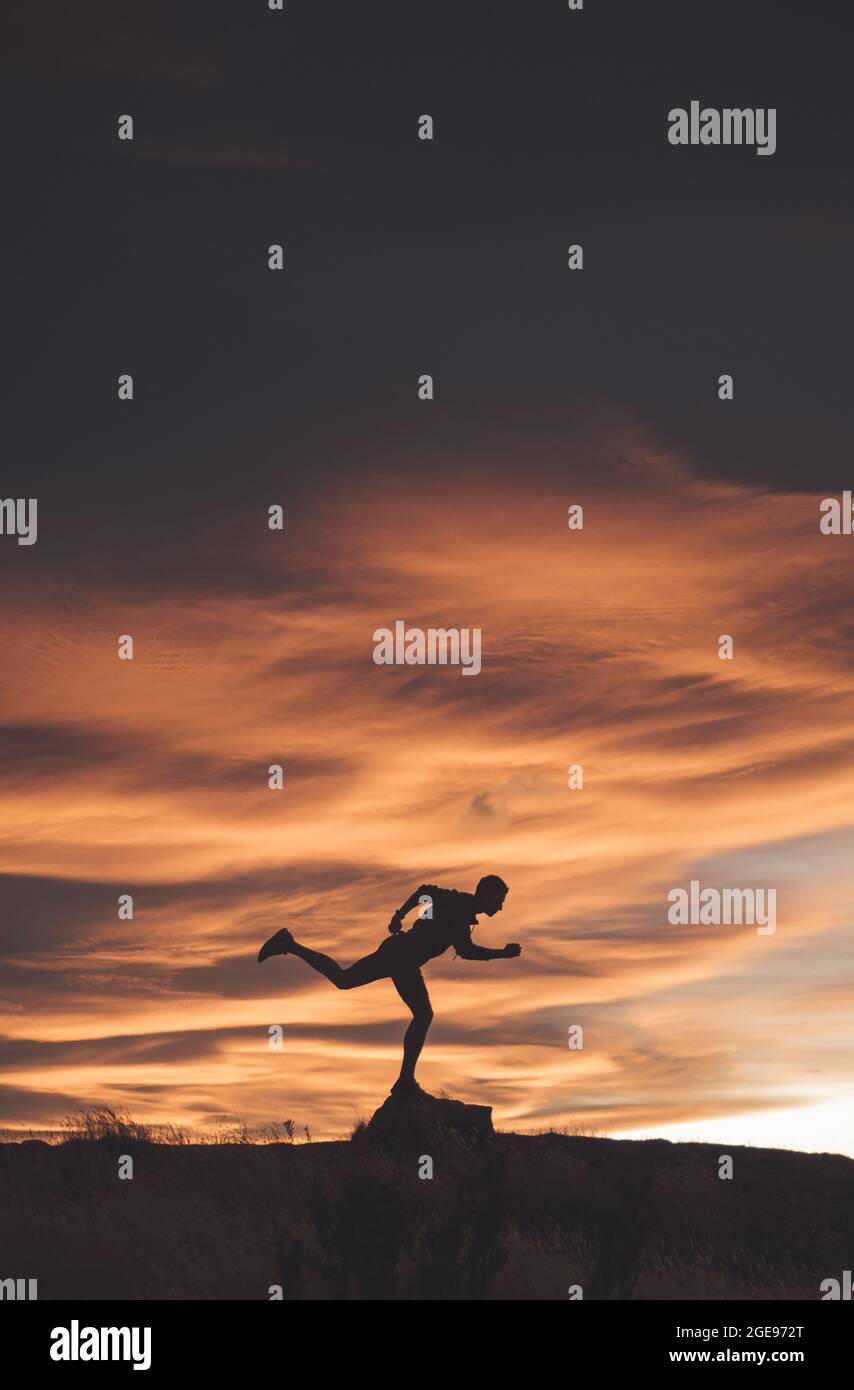 silhouette humaine au coucher du soleil Banque D'Images