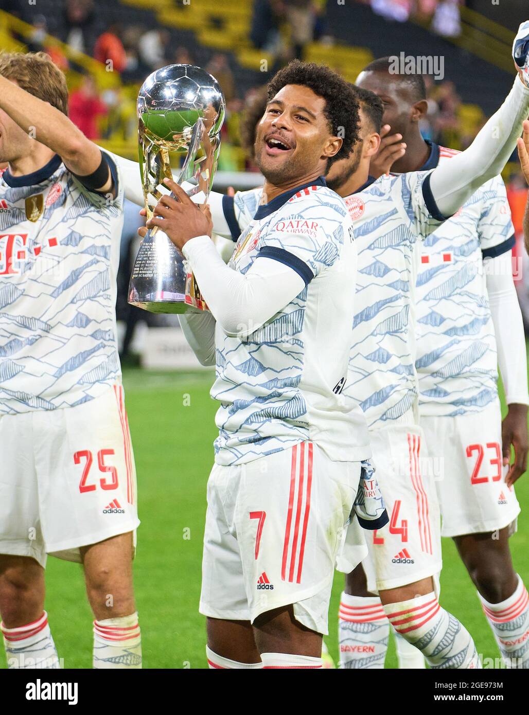 Serge GNABRY, FCB 7 célébrez la victoire avec le trophée dans le match final de la Super coupe DFL BORUSSIA DORTMUND - FC BAYERN MÜNCHEN 1-3 le 17 août 2021 à Dortmund, Allemagne saison 2020/2021, BVB, Muenchen, Munich, Bavière © Peter Schatz / Alamy Live News - LES RÉGLEMENTATIONS DFL INTERDISENT TOUTE UTILISATION de PHOTOGRAPHIES comme SÉQUENCES D'IMAGES et/ou QUASI-VIDÉO - Banque D'Images