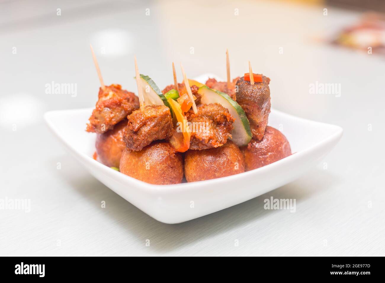 petits côtelettes avec de la viande, des boules et des légumes Banque D'Images