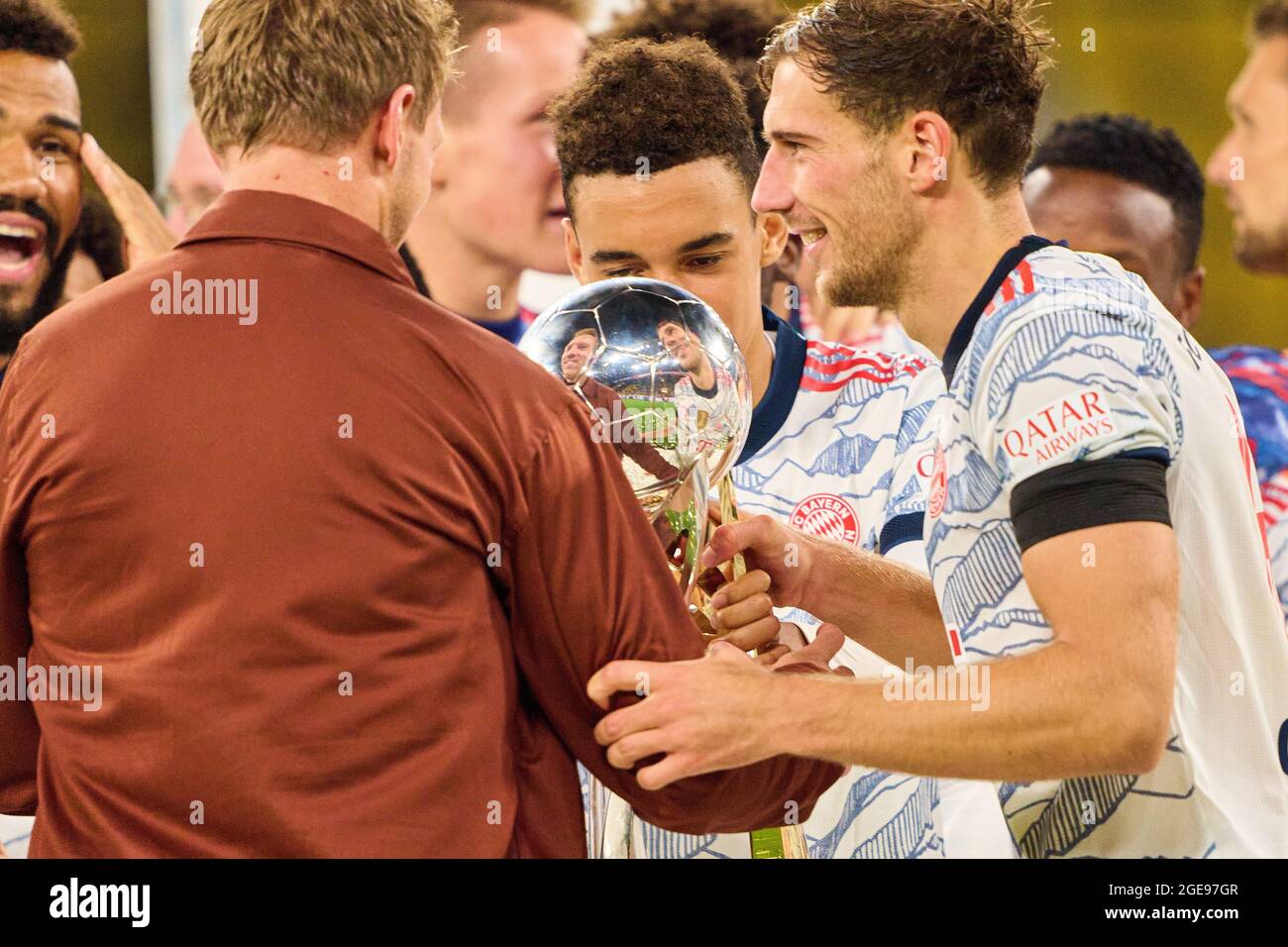 Entraîneur Julian Nagelsmann (FCB), chef d'équipe, entraîneur, Leon GORETZKA, FCB 18 et l'équipe célèbrent la victoire dans la finale DFL Super Cup Match BORUSSIA DORTMUND - FC BAYERN MÜNCHEN 1-3 le 17 août 2021 à Dortmund, Allemagne saison 2020/2021, BVB, Muenchen, Munich, Bavière © Peter Schatz / Alamy Live News - LES RÉGLEMENTATIONS DFL INTERDISENT TOUTE UTILISATION de PHOTOGRAPHIES comme SÉQUENCES D'IMAGES et/ou QUASI-VIDÉO - Banque D'Images