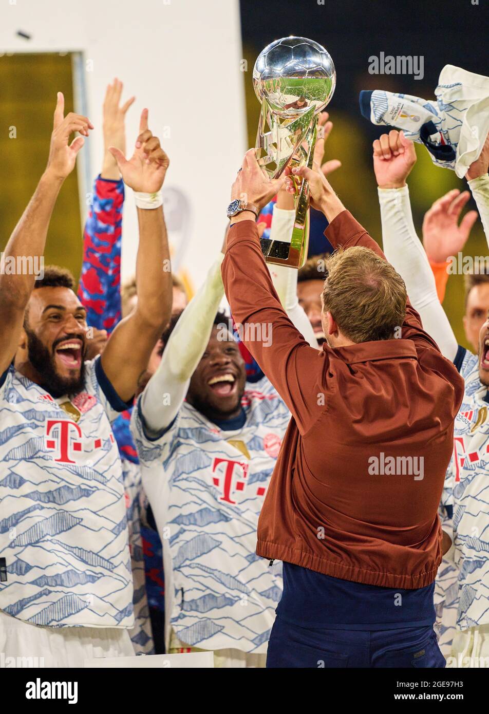 Entraîneur Julian Nagelsmann (FCB), chef d'équipe, entraîneur, Eric MAXIM CHOUPO-MOTING (FCB 13) et l'équipe célèbrent la victoire dans la finale DFL Super Cup Match BORUSSIA DORTMUND - FC BAYERN MÜNCHEN 1-3 le 17 août 2021 à Dortmund, Allemagne saison 2020/2021, BVB, Muenchen, Munich, Bavière © Peter Schatz / Alamy Live News - LES RÉGLEMENTATIONS DFL INTERDISENT TOUTE UTILISATION de PHOTOGRAPHIES comme SÉQUENCES D'IMAGES et/ou QUASI-VIDÉO - Banque D'Images