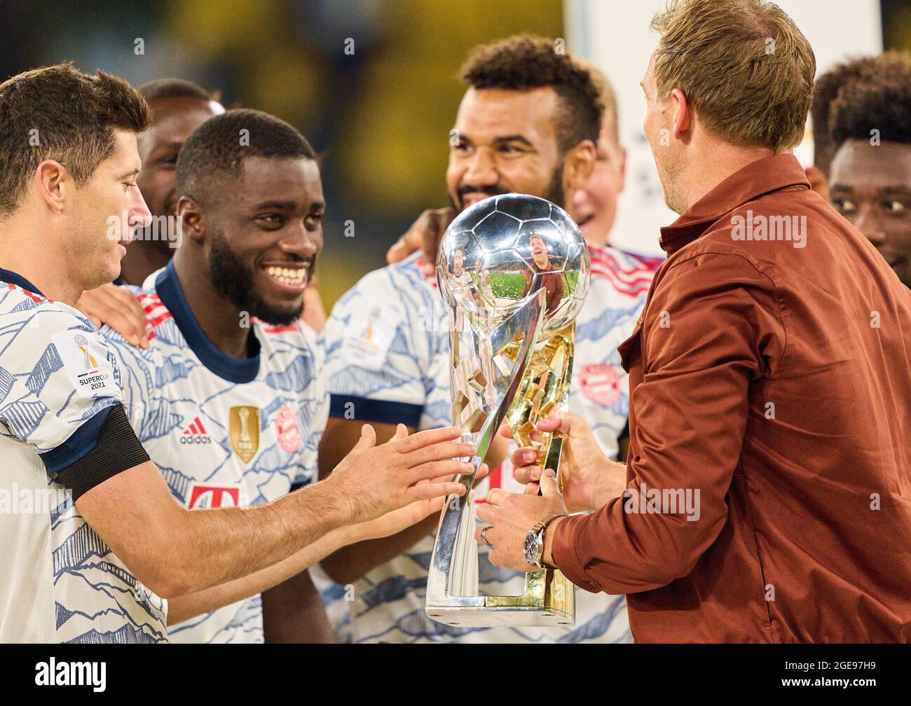Entraîneur Julian Nagelsmann (FCB), chef d'équipe, entraîneur, Robert LEWANDOWSKI, FCB 9 Dayot Upamecano , FCB 2 Eric MAXIM CHOUPO-MOTING (FCB 13) et l'équipe célèbrent la victoire dans la finale DFL Super Cup Match BORUSSIA DORTMUND - FC BAYERN MÜNCHEN 1-3 le 17 août 2021 à Dortmund, Allemagne saison 2020/2021, BVB, Muenchen, Munich, Bavière © Peter Schatz / Alamy Live News - LES RÉGLEMENTATIONS DFL INTERDISENT TOUTE UTILISATION de PHOTOGRAPHIES comme SÉQUENCES D'IMAGES et/ou QUASI-VIDÉO - Banque D'Images