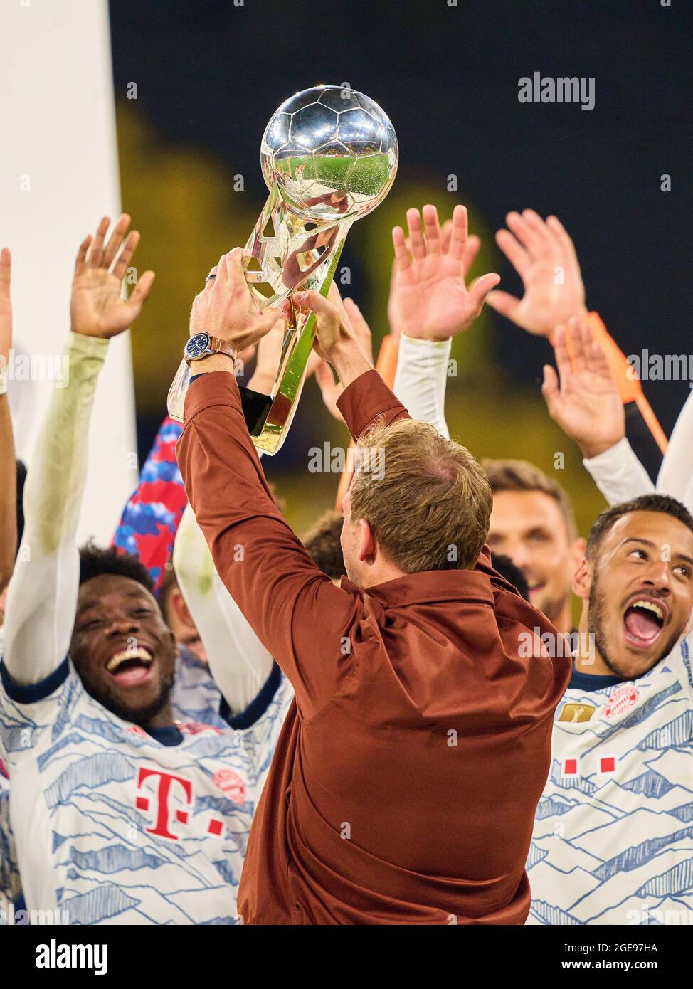 Entraîneur Julian Nagelsmann (FCB), chef d'équipe, entraîneur, entraîneur, Alphonso DAVIES, FCB 19 Corentin TOLISSO, FCB 24 et l'équipe célèbrent la victoire dans le match final de la Super coupe DFL BORUSSIA DORTMUND - FC BAYERN MÜNCHEN 1-3 le 17 août 2021 à Dortmund, Allemagne saison 2020/2021, BVB, Muenchen, Munich, Bavière © Peter Schatz / Alamy Live News - LES RÉGLEMENTATIONS DFL INTERDISENT TOUTE UTILISATION de PHOTOGRAPHIES comme SÉQUENCES D'IMAGES et/ou QUASI-VIDÉO - Banque D'Images