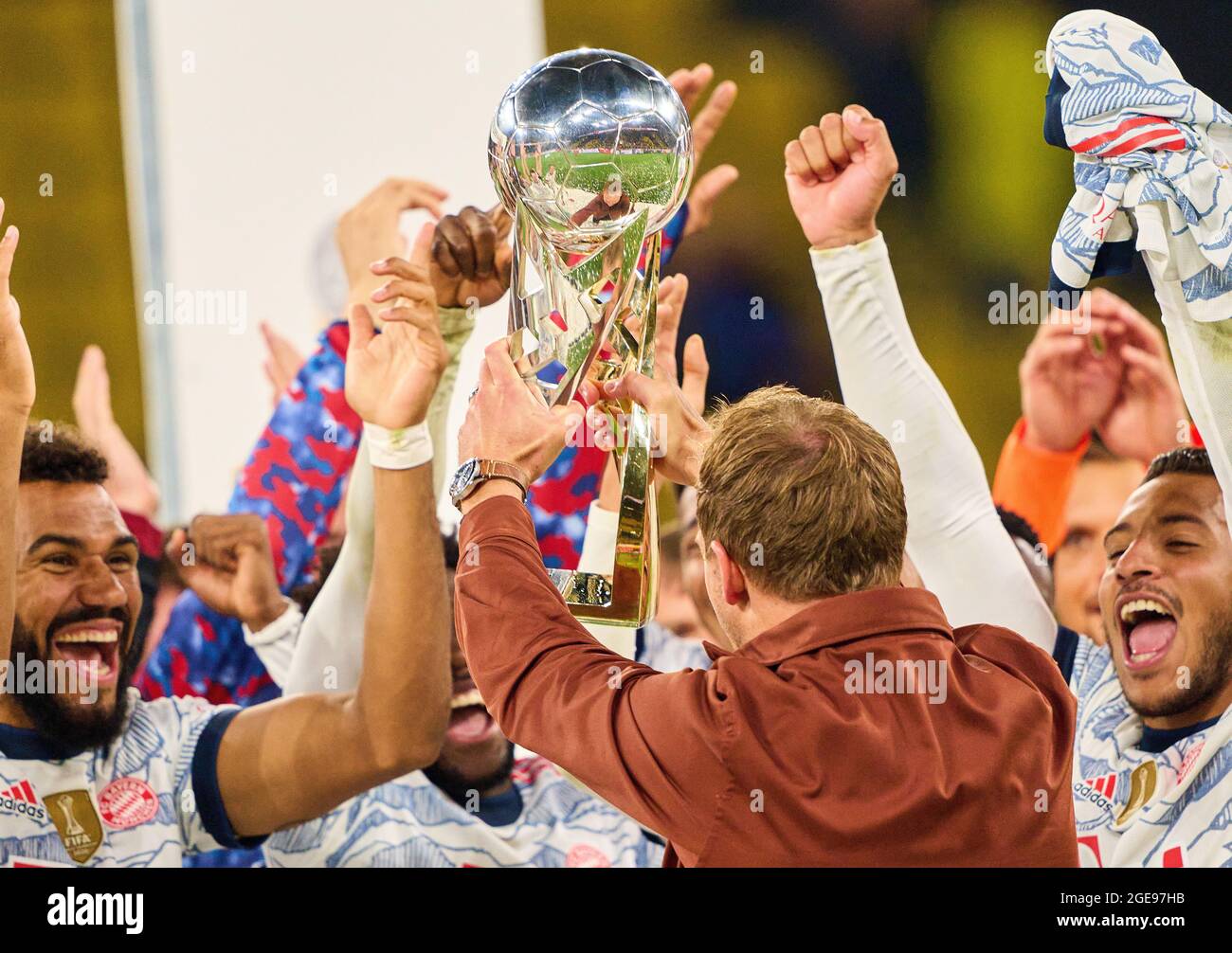 Entraîneur Julian Nagelsmann (FCB), chef d'équipe, entraîneur, Eric MAXIM CHOUPO-MOTING (FCB 13) Corentin TOLISSO, FCB 24 et l'équipe célèbrent la victoire lors du match final de la Super Cup DFL BORUSSIA DORTMUND - FC BAYERN MÜNCHEN 1-3 le 17 août 2021 à Dortmund, Allemagne saison 2020/2021, BVB, Muenmund, Muenmann, Munich, Bavière © Peter Schatz / Alamy Live News - LES RÉGLEMENTATIONS DFL INTERDISENT TOUTE UTILISATION de PHOTOGRAPHIES comme SÉQUENCES D'IMAGES et/ou QUASI-VIDÉO - Banque D'Images