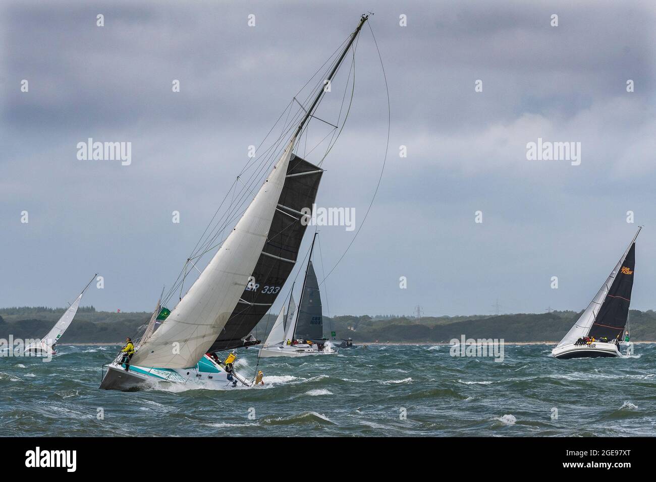 Début de la course Rolex Fastnet 2021 le 8 août 2021. Les concurrents ont dû faire face à des conditions difficiles avec des vents forts. Cowes, Île de Wight, Angleterre, Royaume-Uni Banque D'Images
