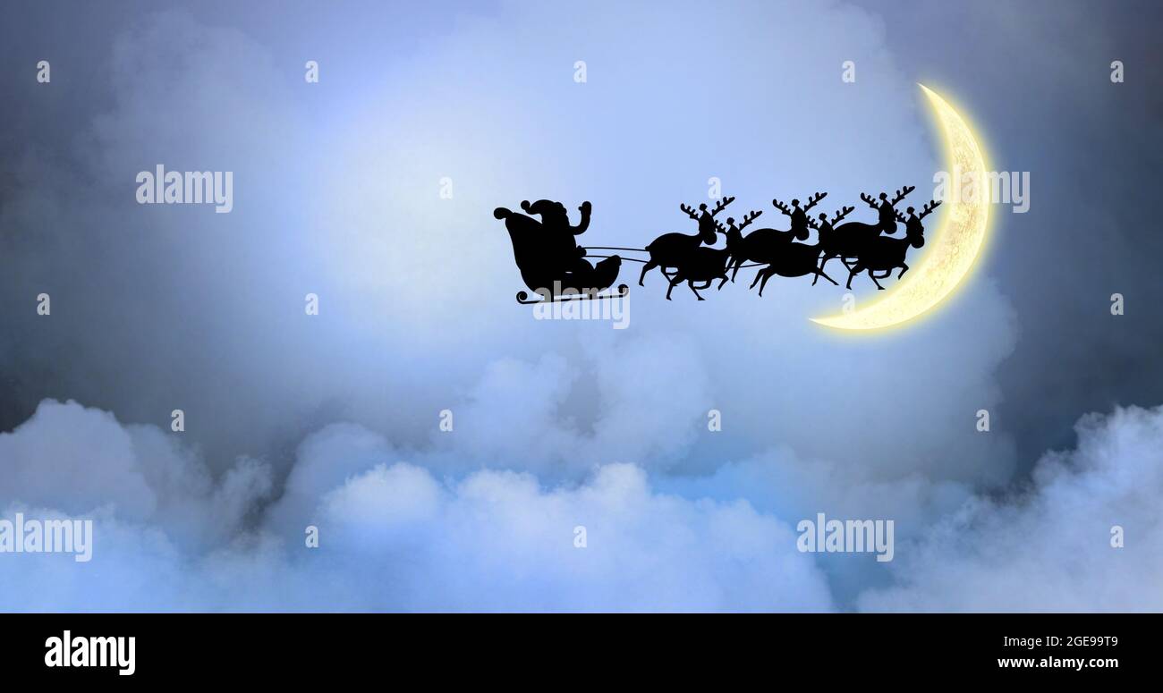 Composition du père noël en traîneau avec renne au-dessus des nuages et de la lune Banque D'Images