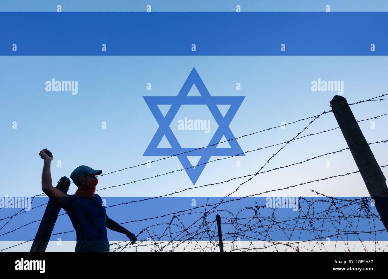Image composite d'un homme qui jette de la pierre sur une clôture barbelée avec le drapeau d'Israël en arrière-plan. Contrôle des frontières, clôture, Moyen-Orient, protestation... concept. Banque D'Images