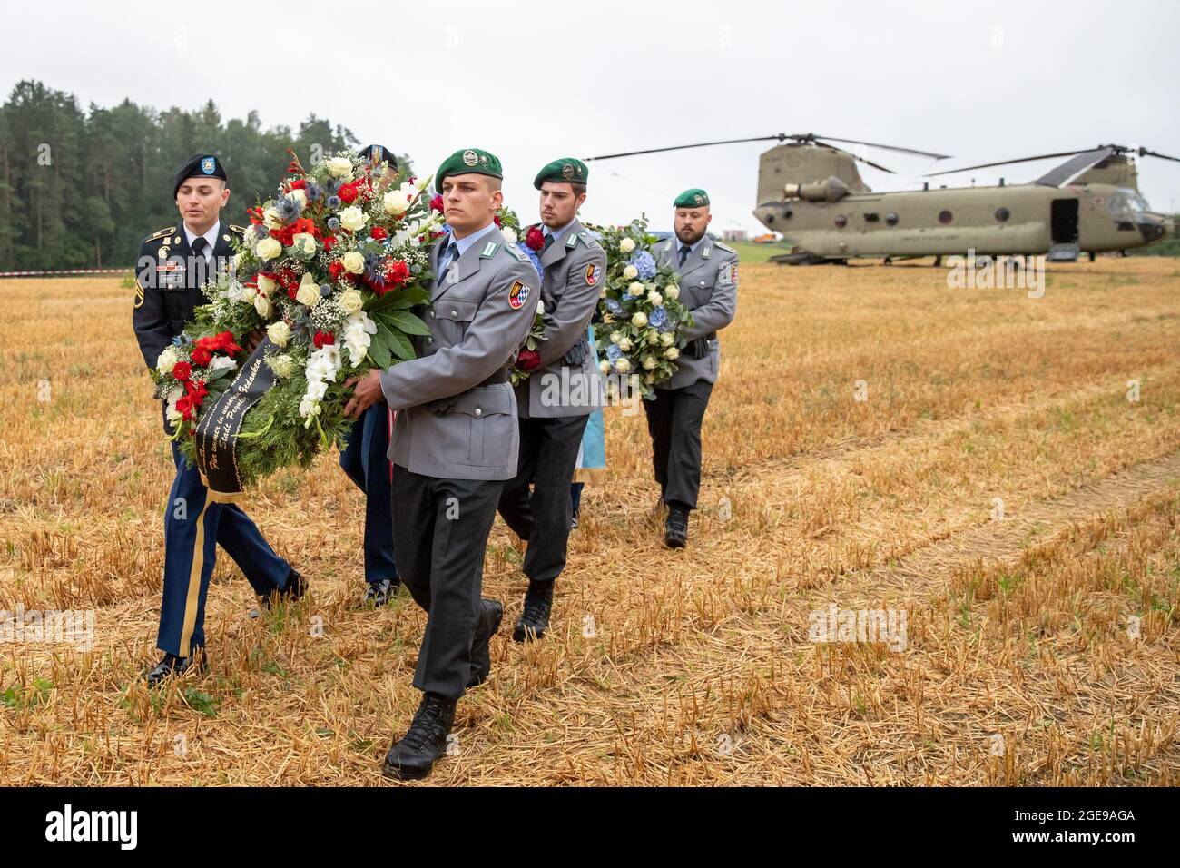 Pegnitz, Allemagne. 18 août 2021. Des soldats américains et allemands ramassent des couronnes dans un hélicoptère de transport Chinook lors d'une commémoration d'un accident d'hélicoptère. Le 18 août 1971, un hélicoptère Chinook de l'armée américaine s'est écrasé près de Pegnitz. 37 soldats ont été tués. C'est le pire accident de l'armée américaine depuis la Seconde Guerre mondiale. Credit: Daniel Karmann/dpa/Alay Live News Banque D'Images