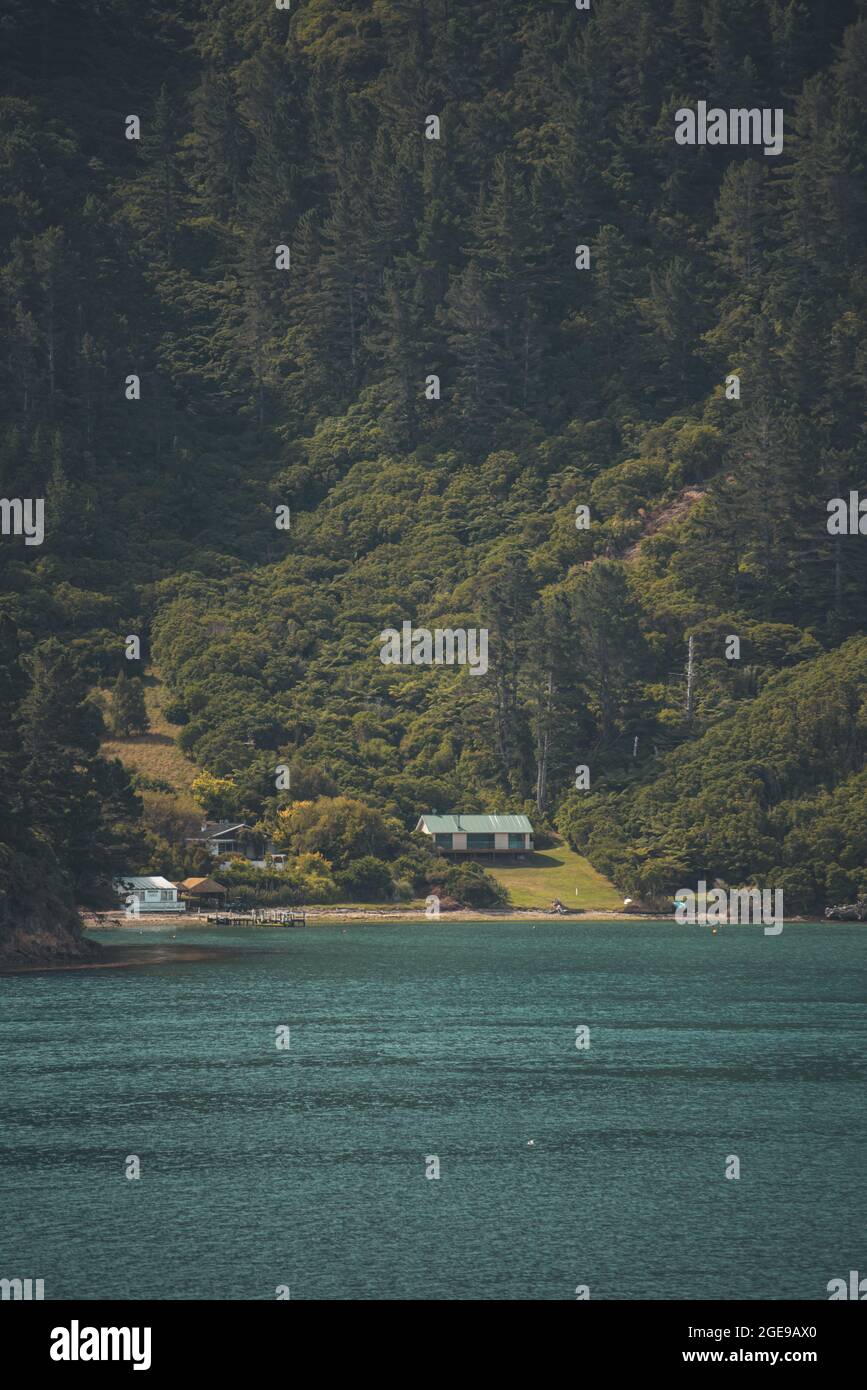 Vue sur l'île sud de la Nouvelle-Zélande depuis le ferry Banque D'Images