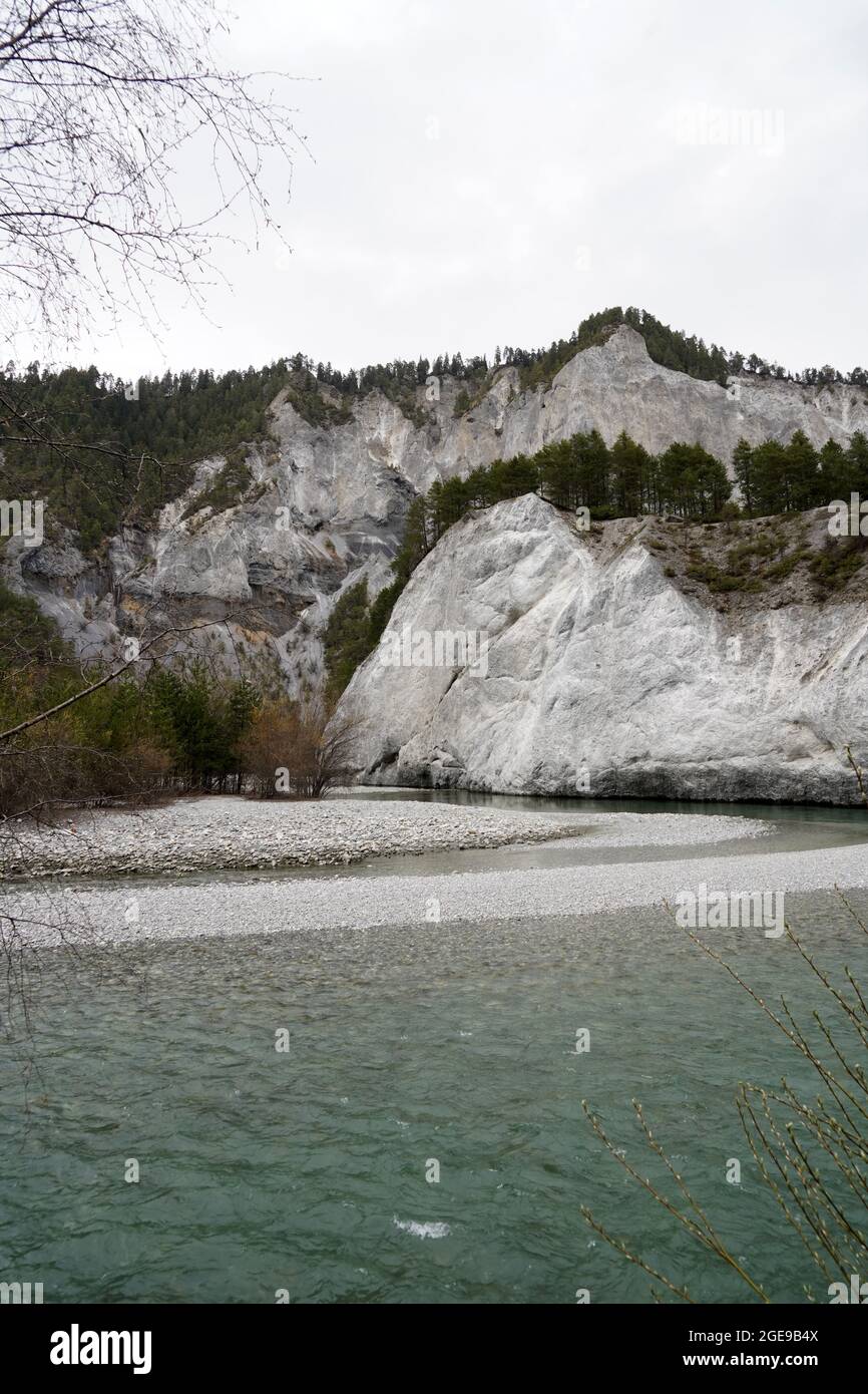 Canyon ou ravin appelé Ruinaulta sur le Rhin antérieur en Suisse. Détail du fond du ravin en vue verticale. Rivière avec banques de pierre. Banque D'Images