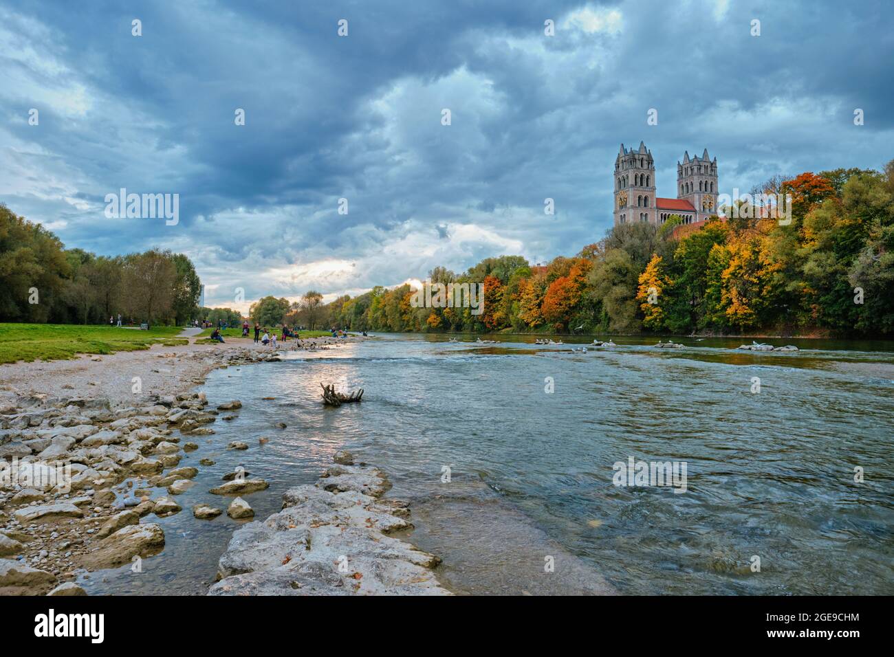 Rivière Isar, parc et église St Maximilian depuis le pont de Reichenbach. Munchen, Bavière, Allemagne. Banque D'Images